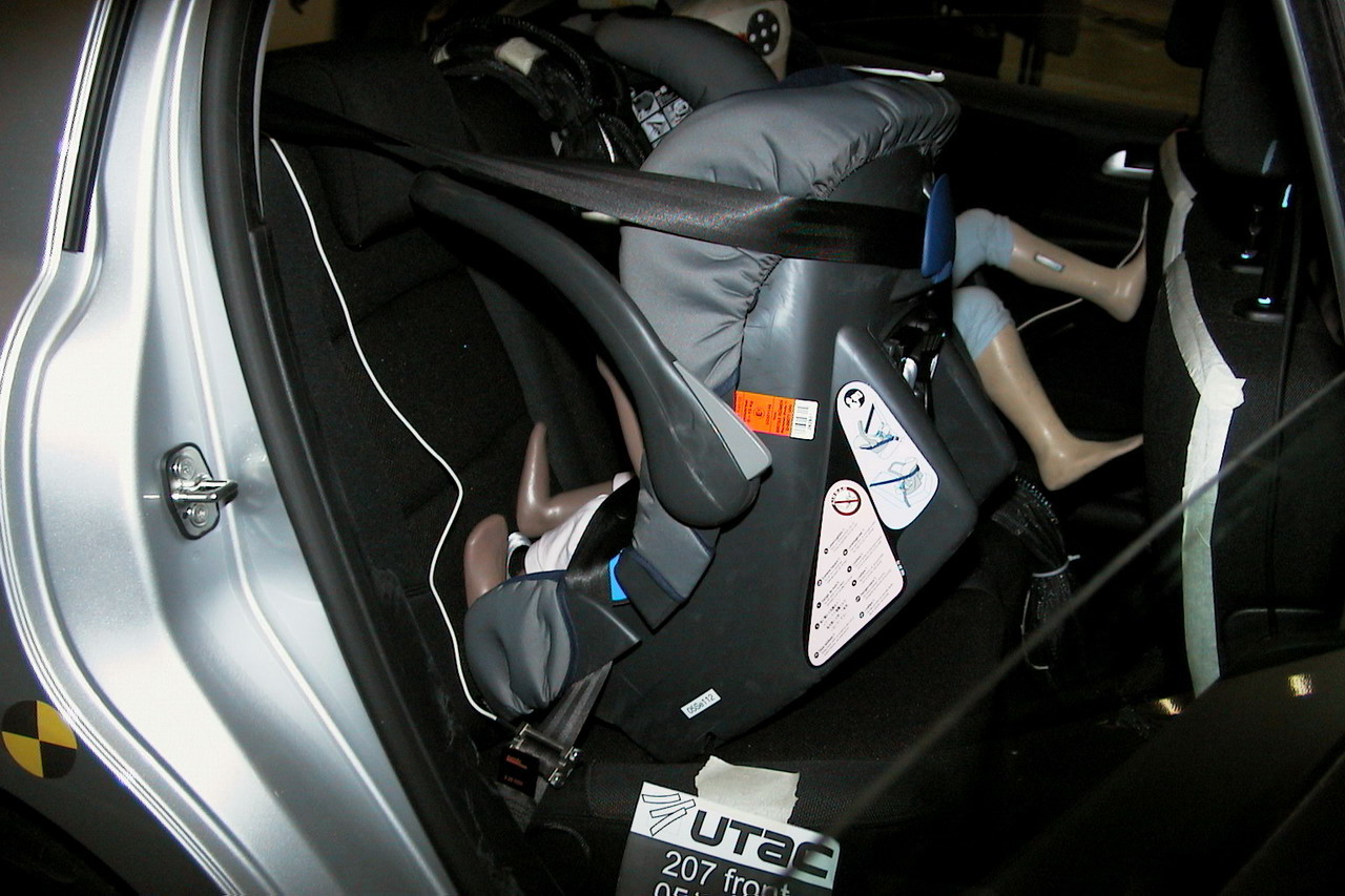 Scurit de la Peugeot 207 - crash-test Euroncap Photo de l'habitacle aprs le crash frontal. Vue du sige bb arrire